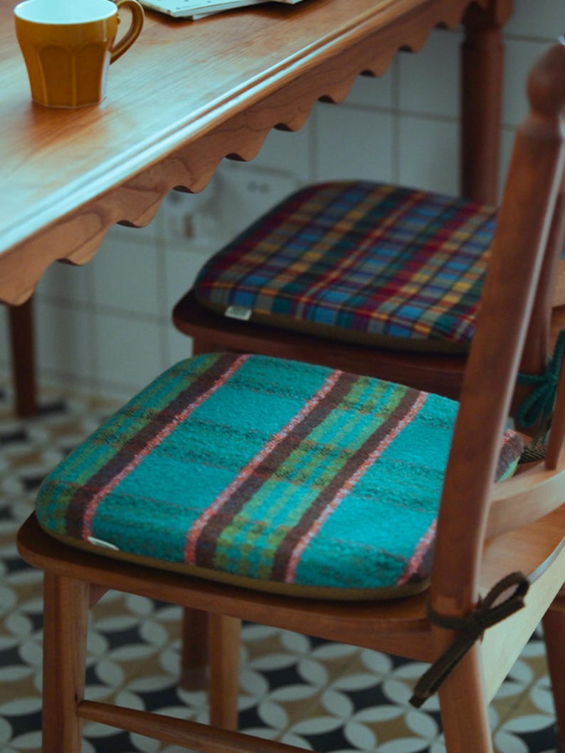 Horseshoe-shaped memory foam seat cushion, washable, thickened and non-slip, removable cover, relieves tailbone and buttock pain.