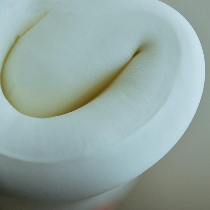 Horseshoe-shaped memory foam seat cushion, washable, thickened and non-slip, removable cover, relieves tailbone and buttock pain.
