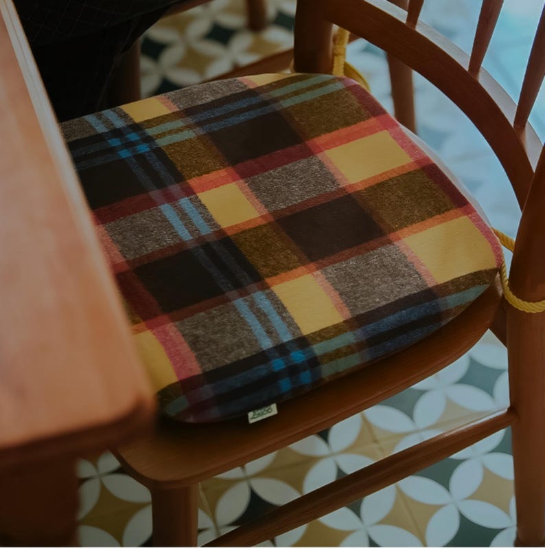 Horseshoe-shaped memory foam seat cushion, washable, thickened and non-slip, removable cover, relieves tailbone and buttock pain.