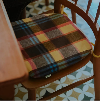 Horseshoe-shaped memory foam seat cushion, washable, thickened and non-slip, removable cover, relieves tailbone and buttock pain.